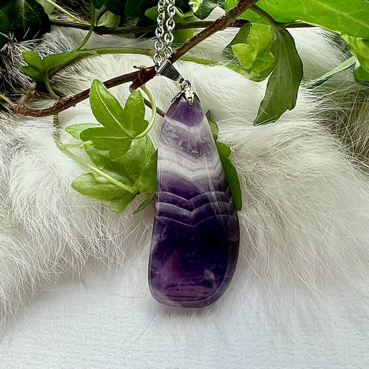 Necklace with large, drop-shaped dream amethyst