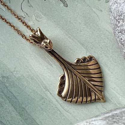 Vikingasmycke halsband med drakskepp i brons
