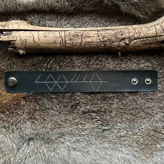 Läderarmband med utskuren bindruna ’lojalitet’, svart