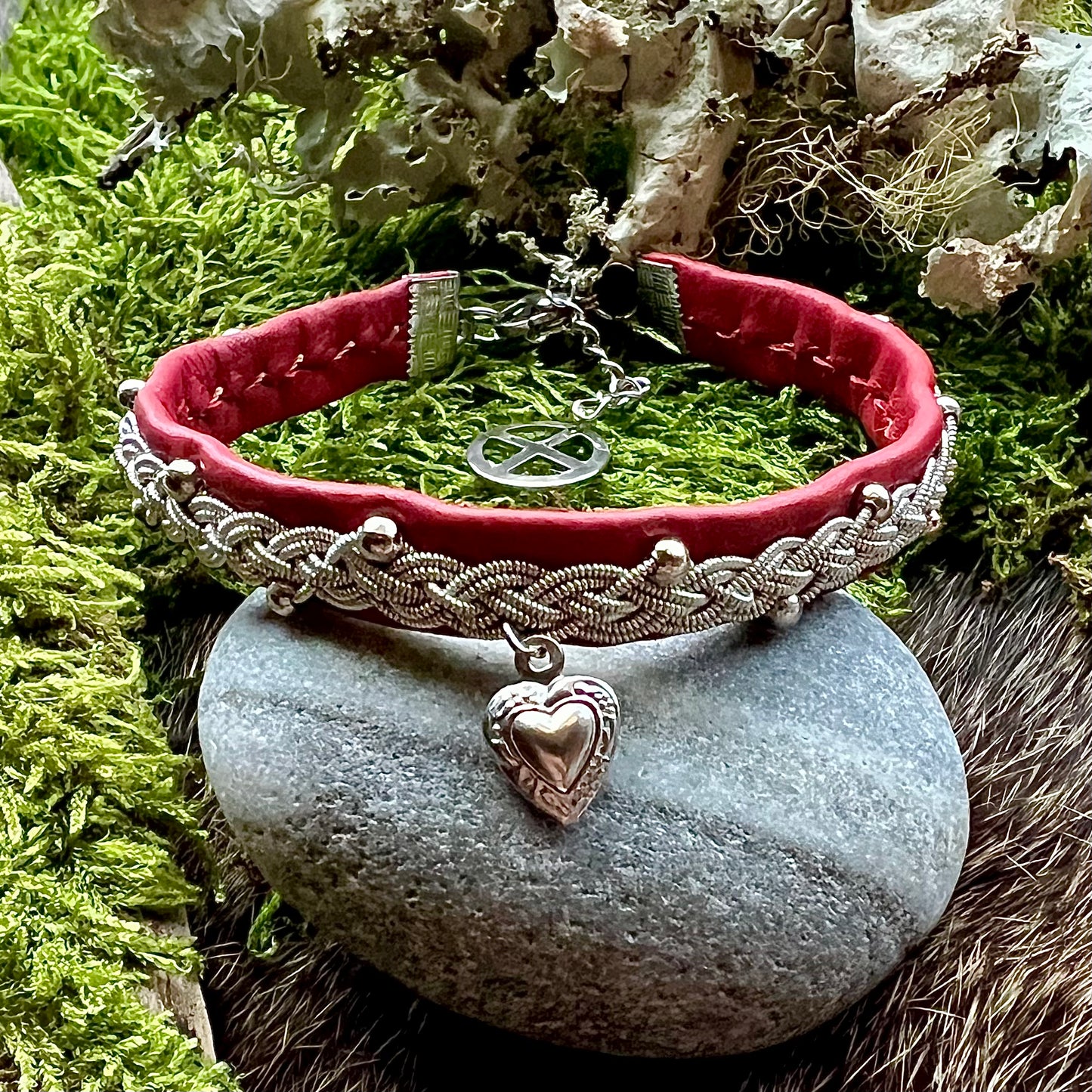 Tenntrådsarmband med stålpärlor och hjärta, röd