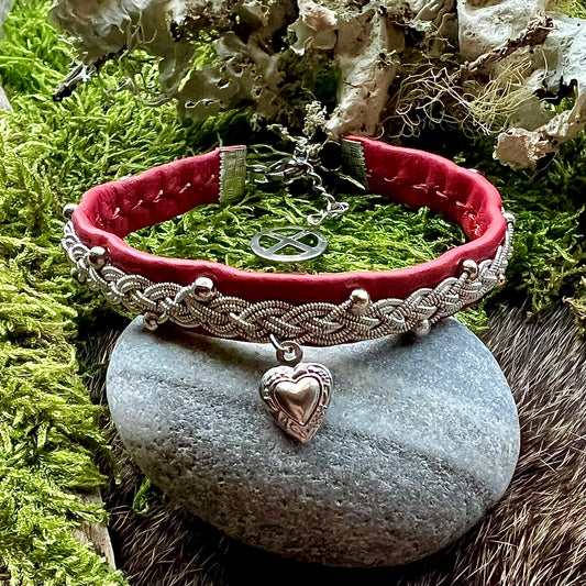 Tenntrådsarmband med stålpärlor och hjärta, röd