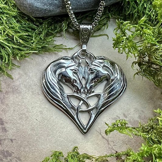 Halsband med hästar och Triquetra i rostfritt stål