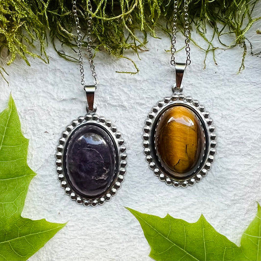 Necklace with oval amethyst or tiger's eye