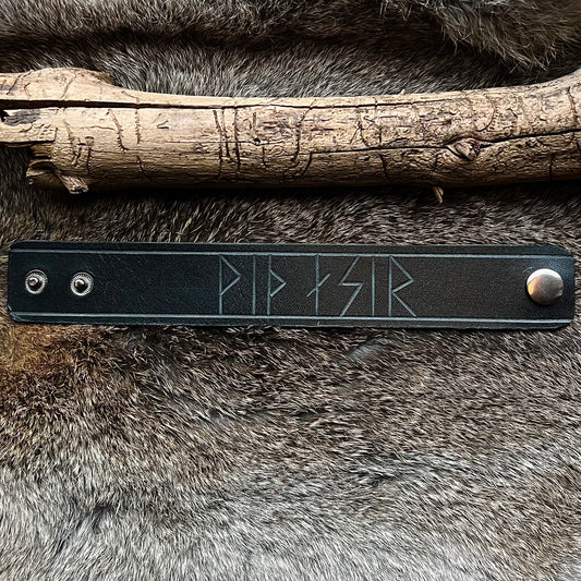 Läderarmband med utskurna runor ’med asagudarna’, svart