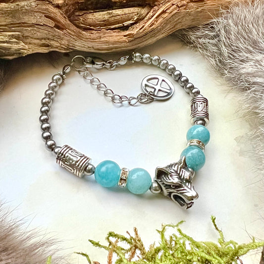 Armband med kalcedon och varghuvud