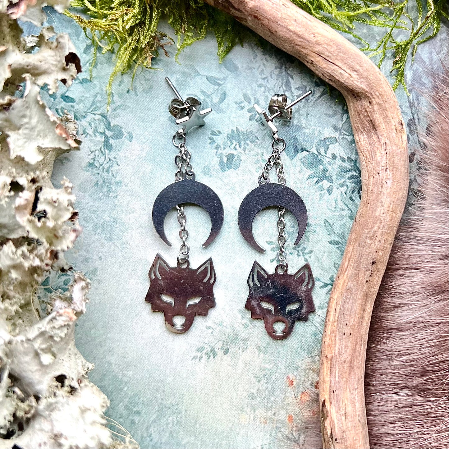 Örhängen med Odens vargar och månskära i rostfritt stål