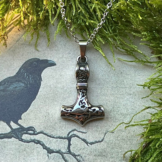 Halsband med liten torshammare och runan ’Ingwaz’ i rostfritt stål