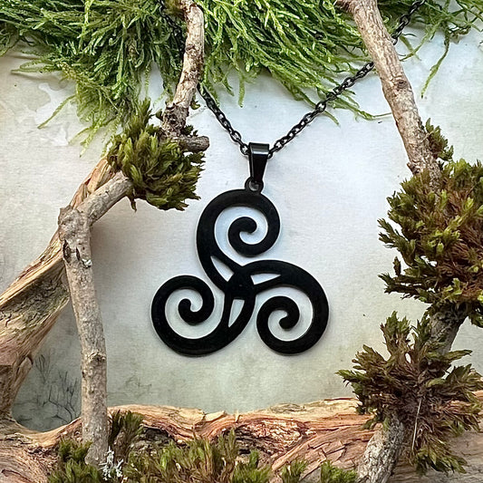 Halsband med Triskelion i svart, rostfritt stål