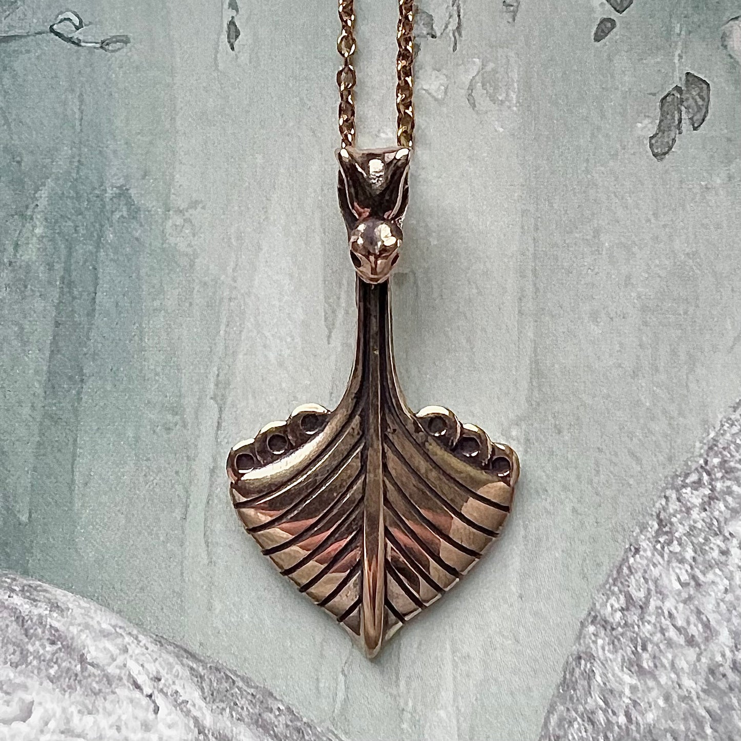 Vikingasmycke halsband med drakskepp i brons