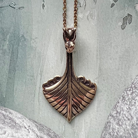 Vikingasmycke halsband med drakskepp i brons