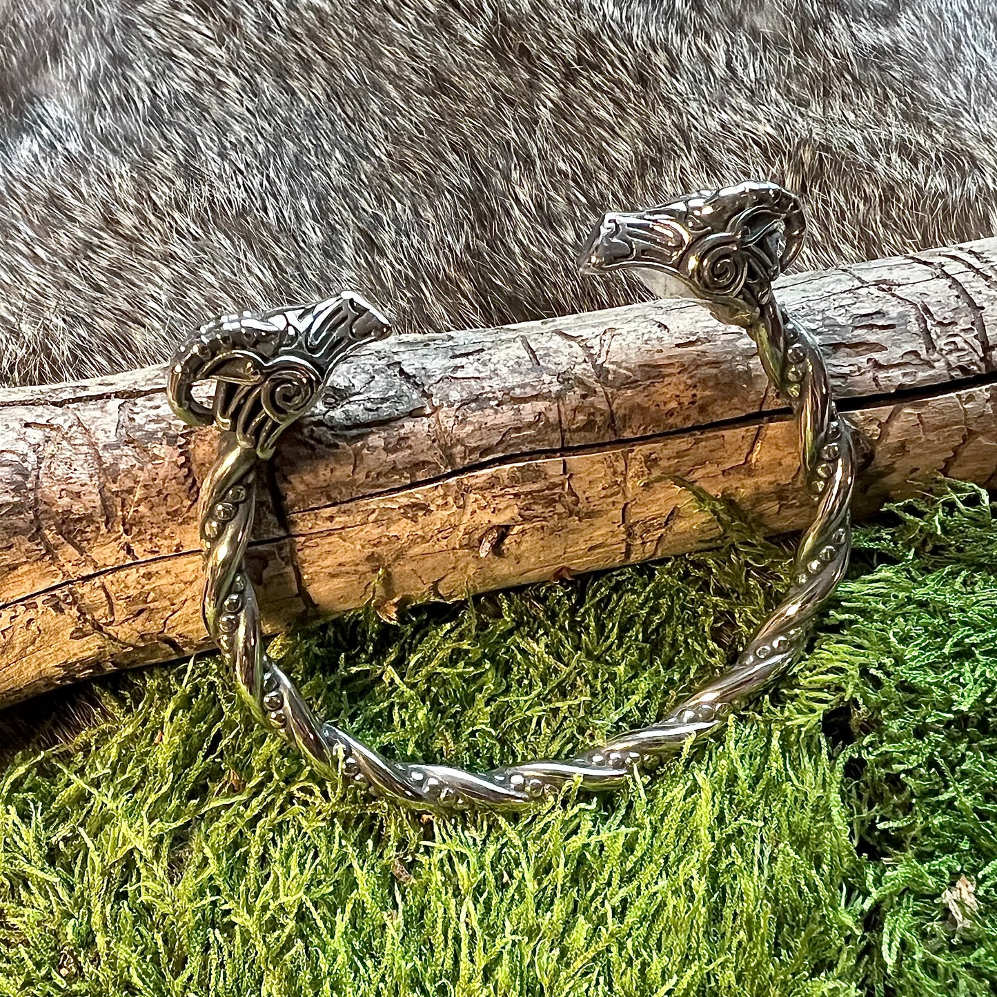 Armring i rostfritt stål med Tors bockar