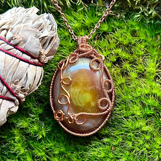 Necklace with oval, orange lace agate and copper wire