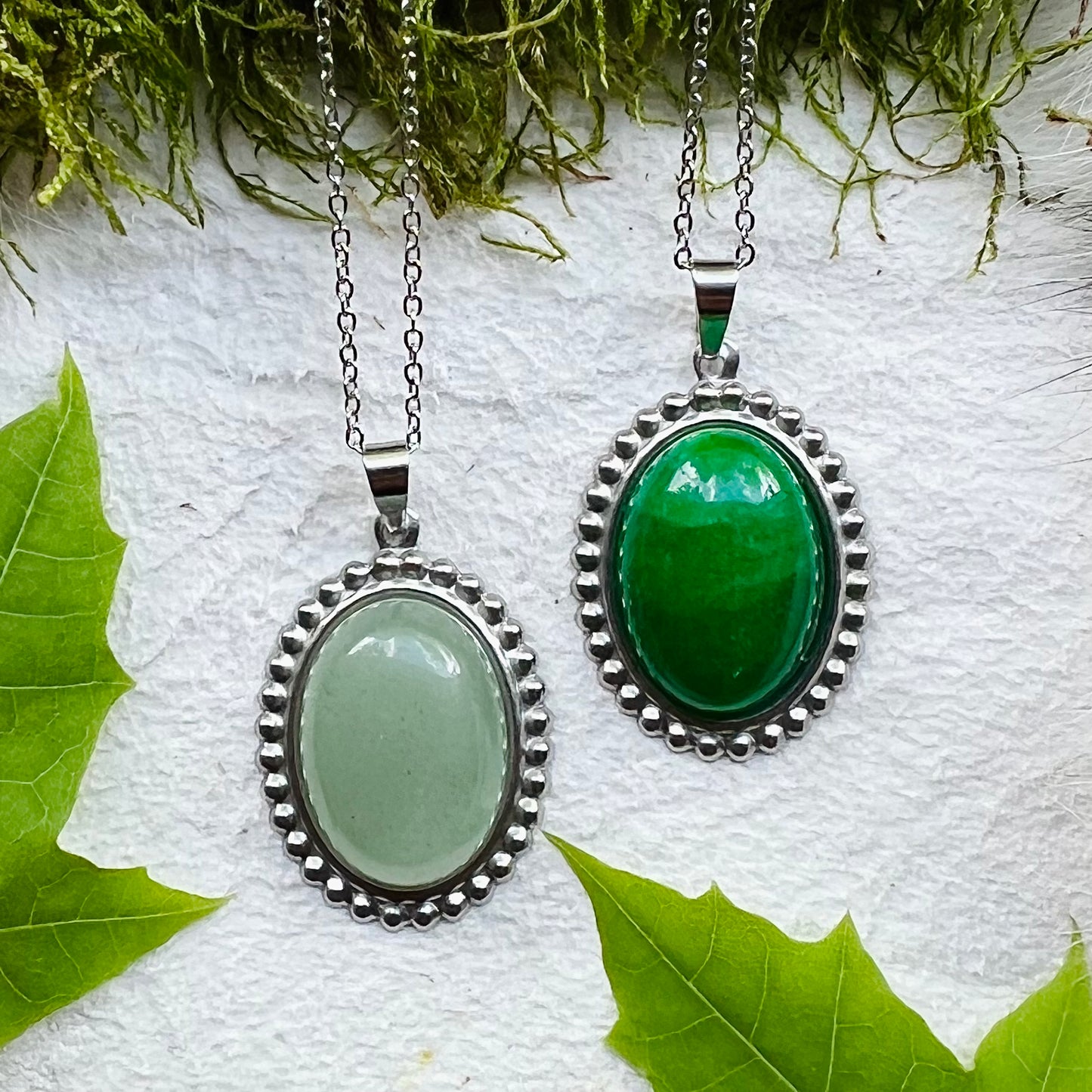 Necklace with oval aventurine or jade