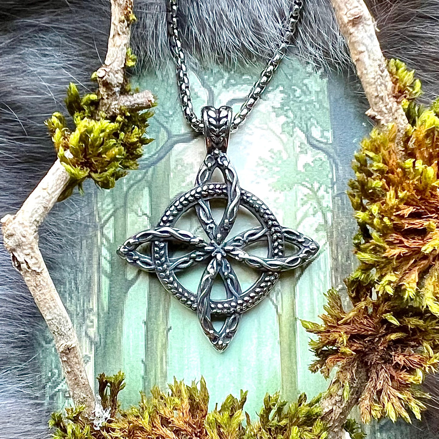 Keltiskt halsband med antikbehandlad häxknut / lyckoknut