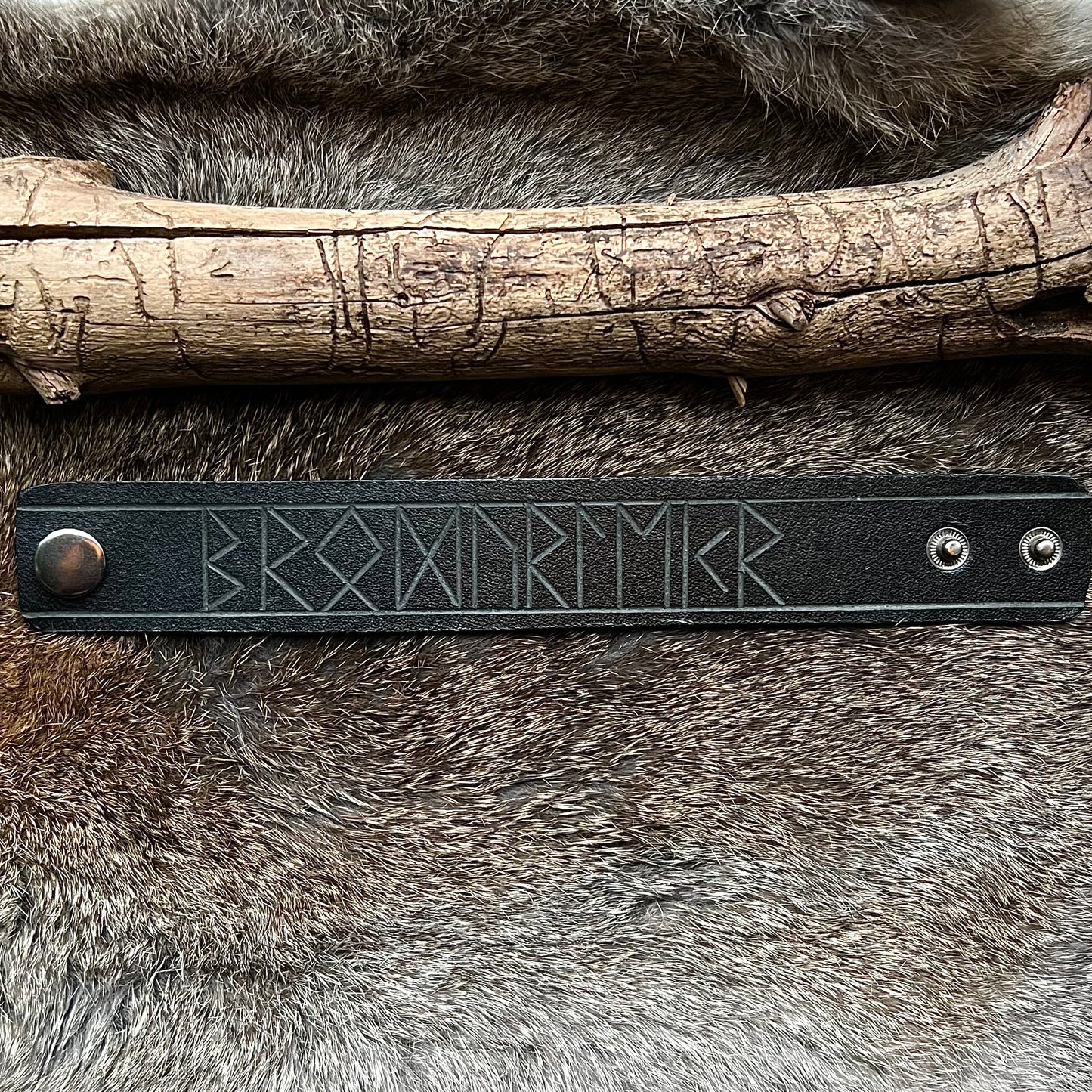 Läderarmband med utskurna runor ’brödraskap’, svart
