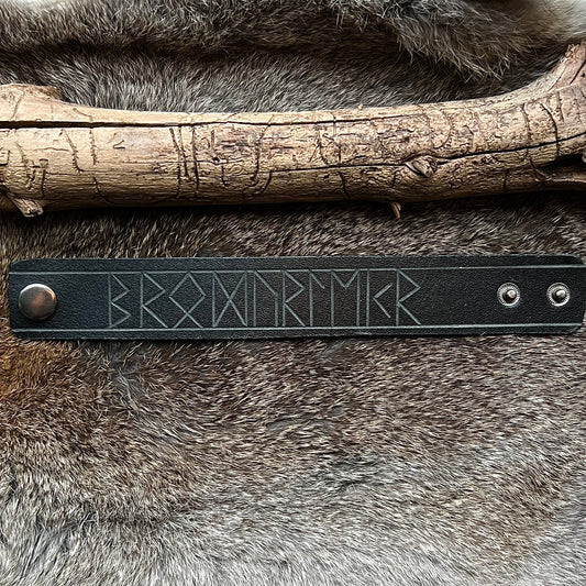 Läderarmband med utskurna runor ’brödraskap’, svart