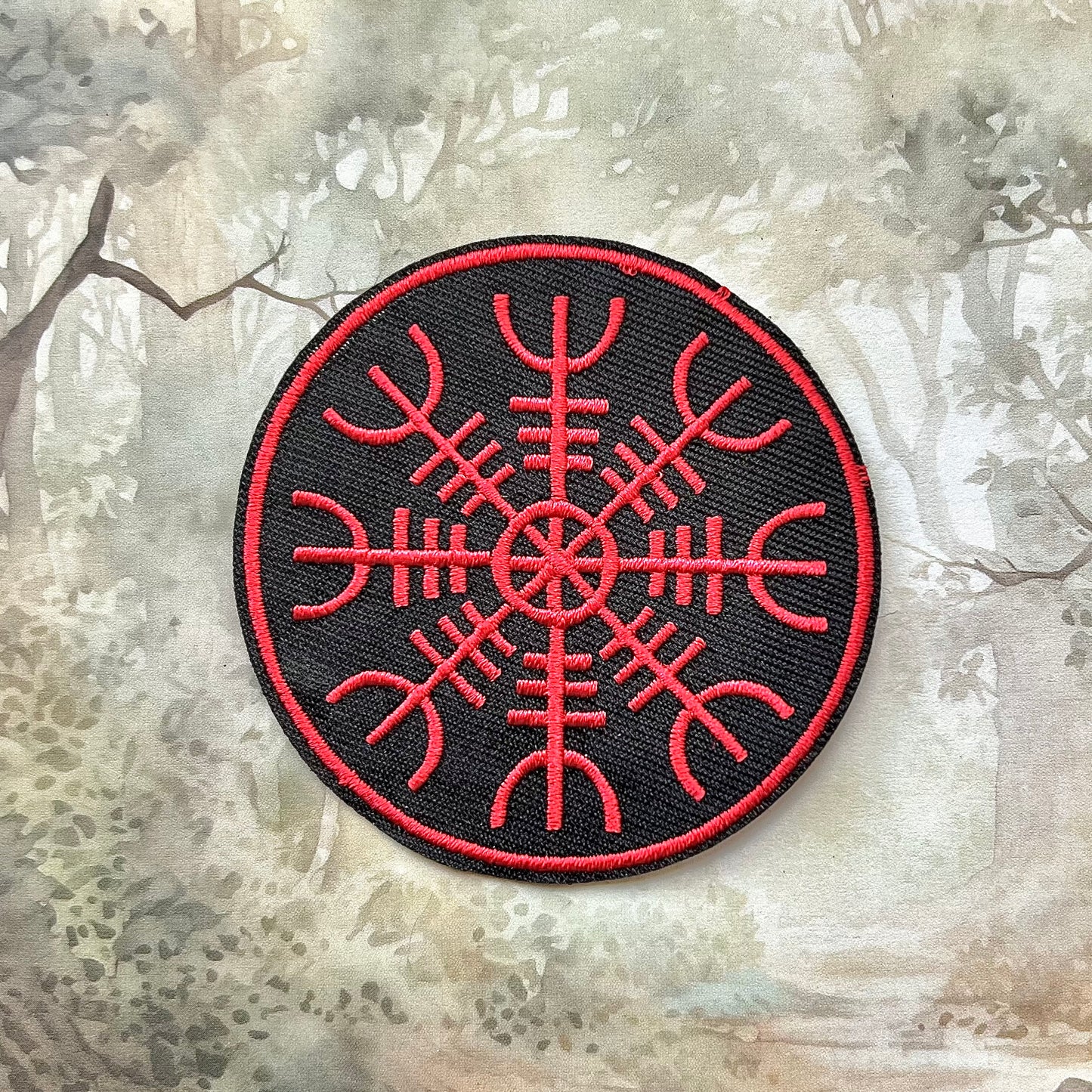Tygmärke/patch med röd Aegishjalmur. Stryk på-variant.