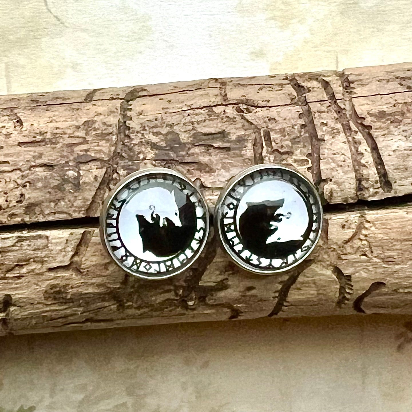 Örhängen med vargarna Skoll och Hate