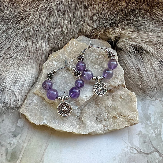 Örhängen med ametist och vikingasköld