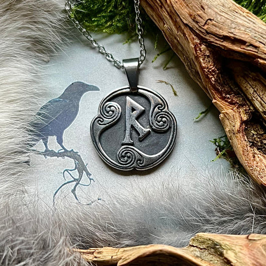 Halsband med runan Raidho i rostfritt stål