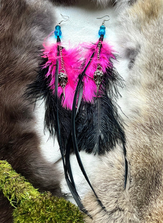 Earrings with feathers in black and pink with bird skull