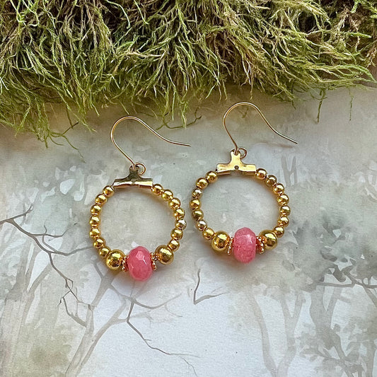 Örhängen med små guldfärgade pärlor och rosa jade
