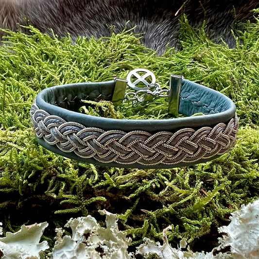 Tenntrådsarmband med bred fyrfläta, grått