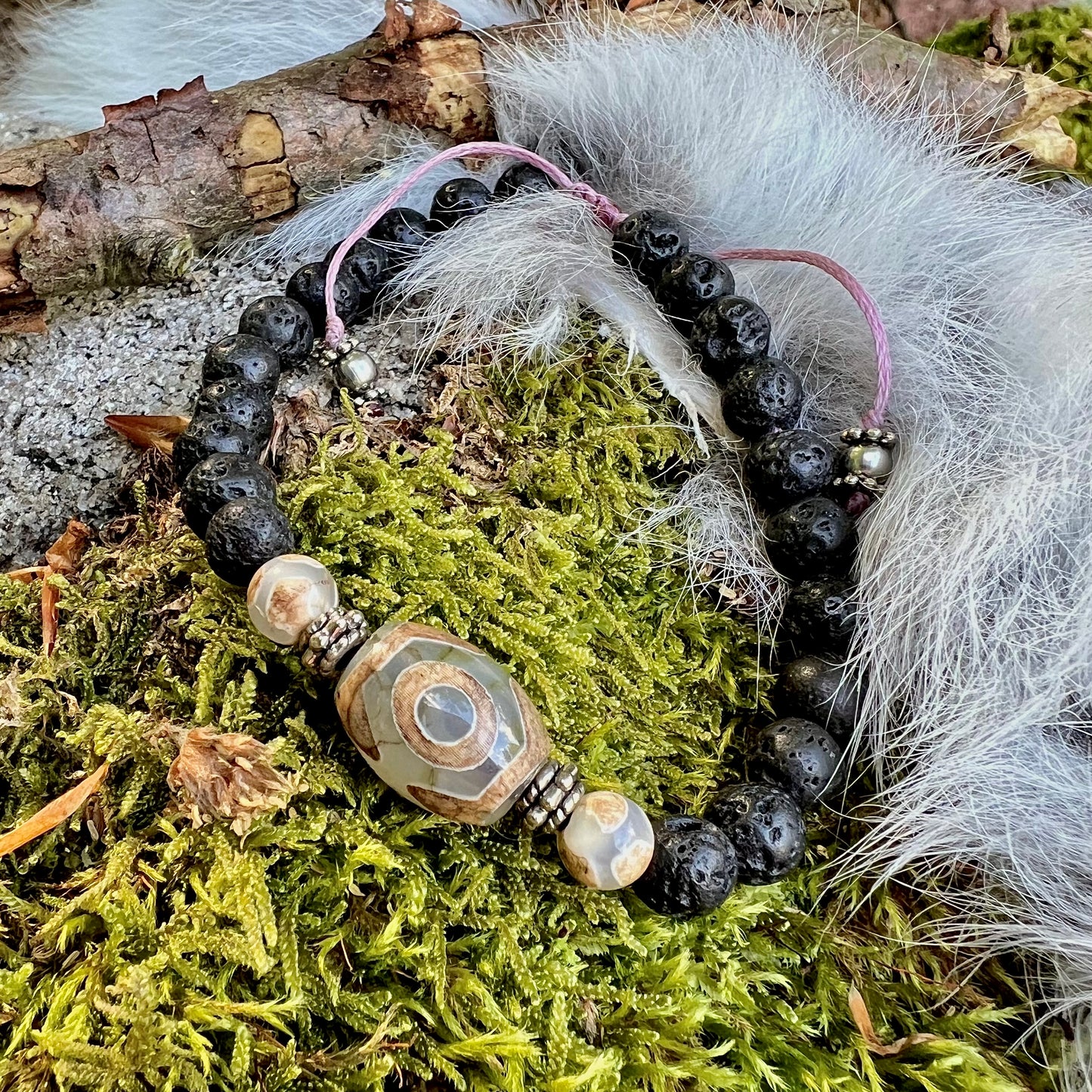 Handknutet armband med Dzi-pärlor och isländsk lavasten