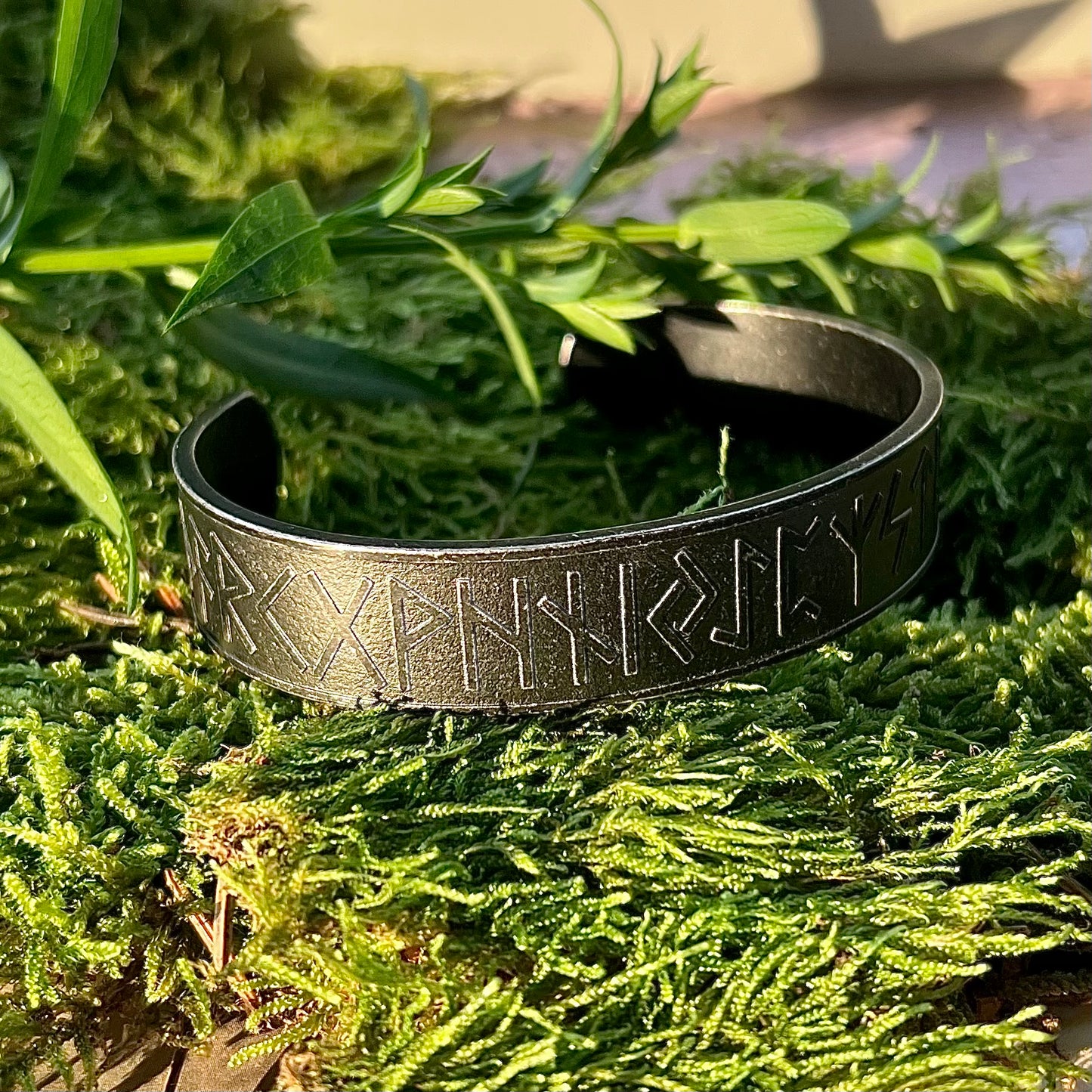 Armring med runor i svart, rostfritt stål