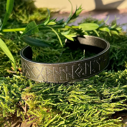 Armring med runor i svart, rostfritt stål