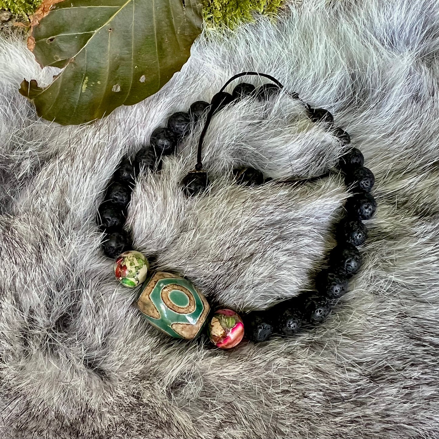 Handknutet armband med Dzi-pärlor, isländsk lavasten och regalit