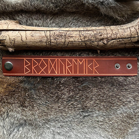 Läderarmband med utskurna runor ’Megingjord’, brunt