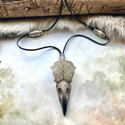 Handknutet halsband med vikingapärlor och korphuvud