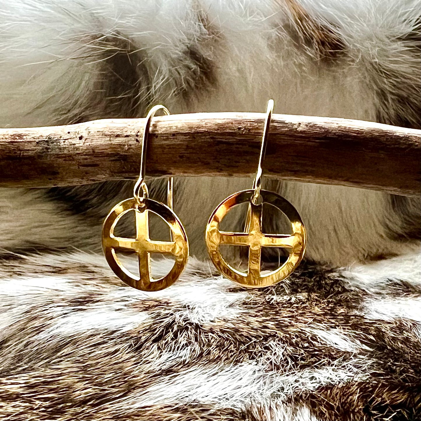 Örhängen med små solkors i guldfärgat stål