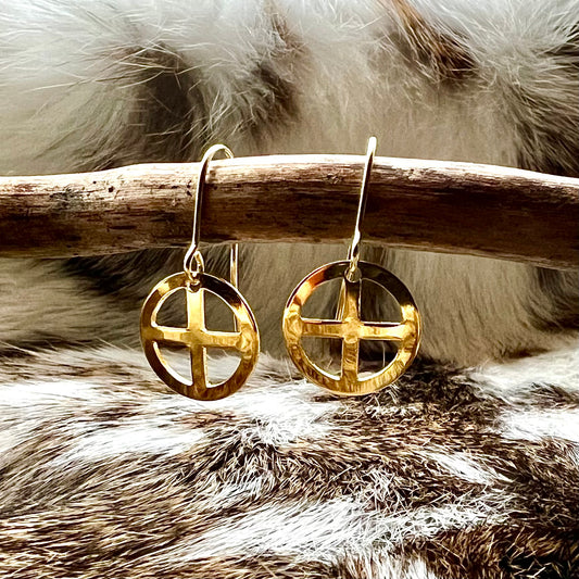 Örhängen med små solkors i guldfärgat stål