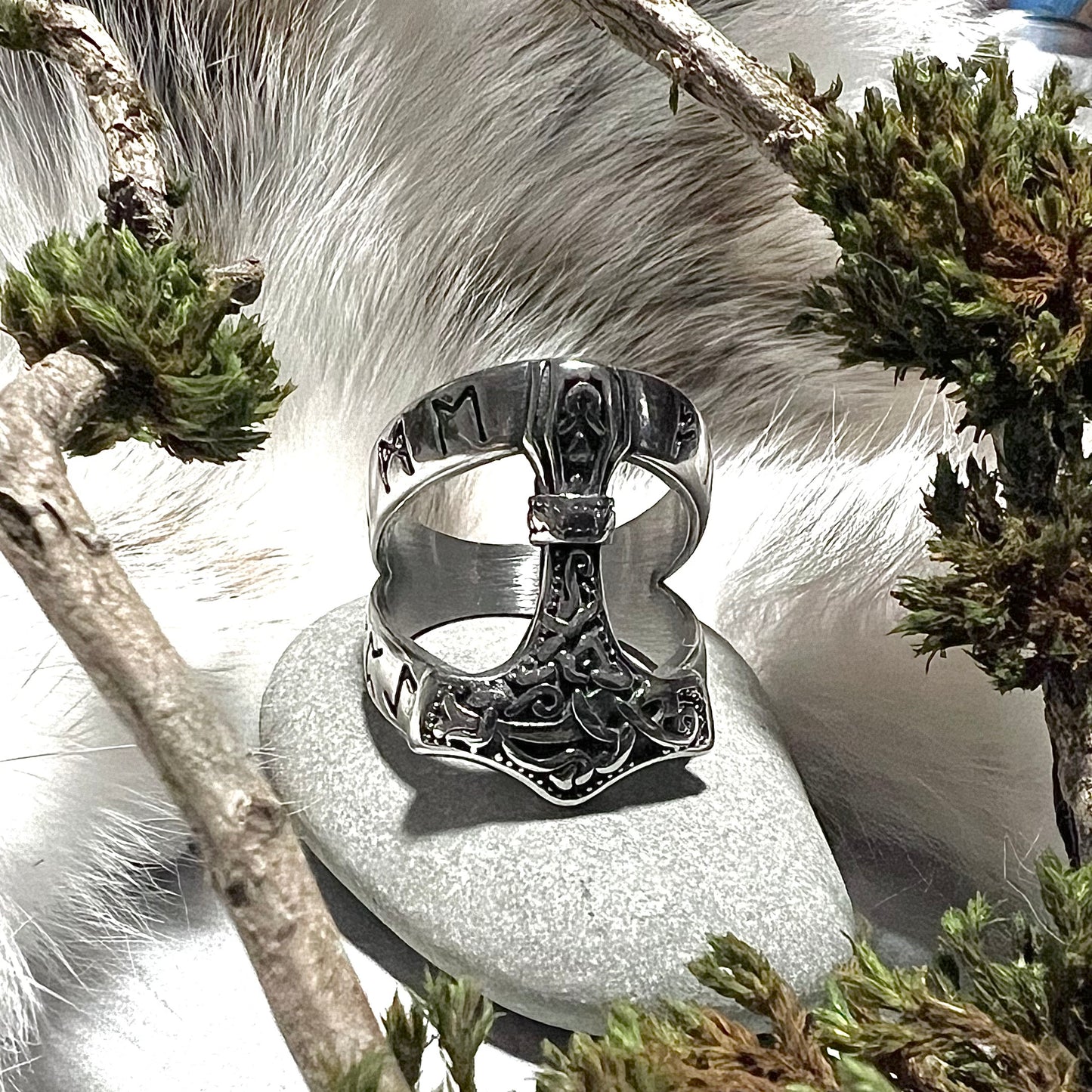 Ring med dubbelt band och torshammare