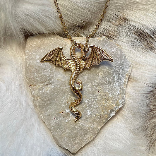 Halsband med draken Nidhögg i guldfärgat rostfritt stål