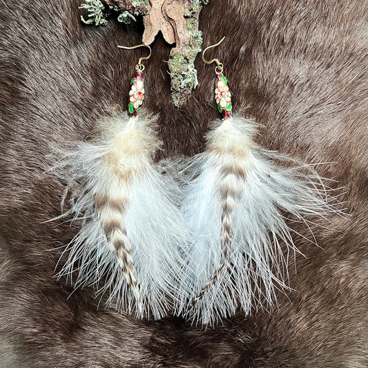 Earrings with feathers in white and nougat