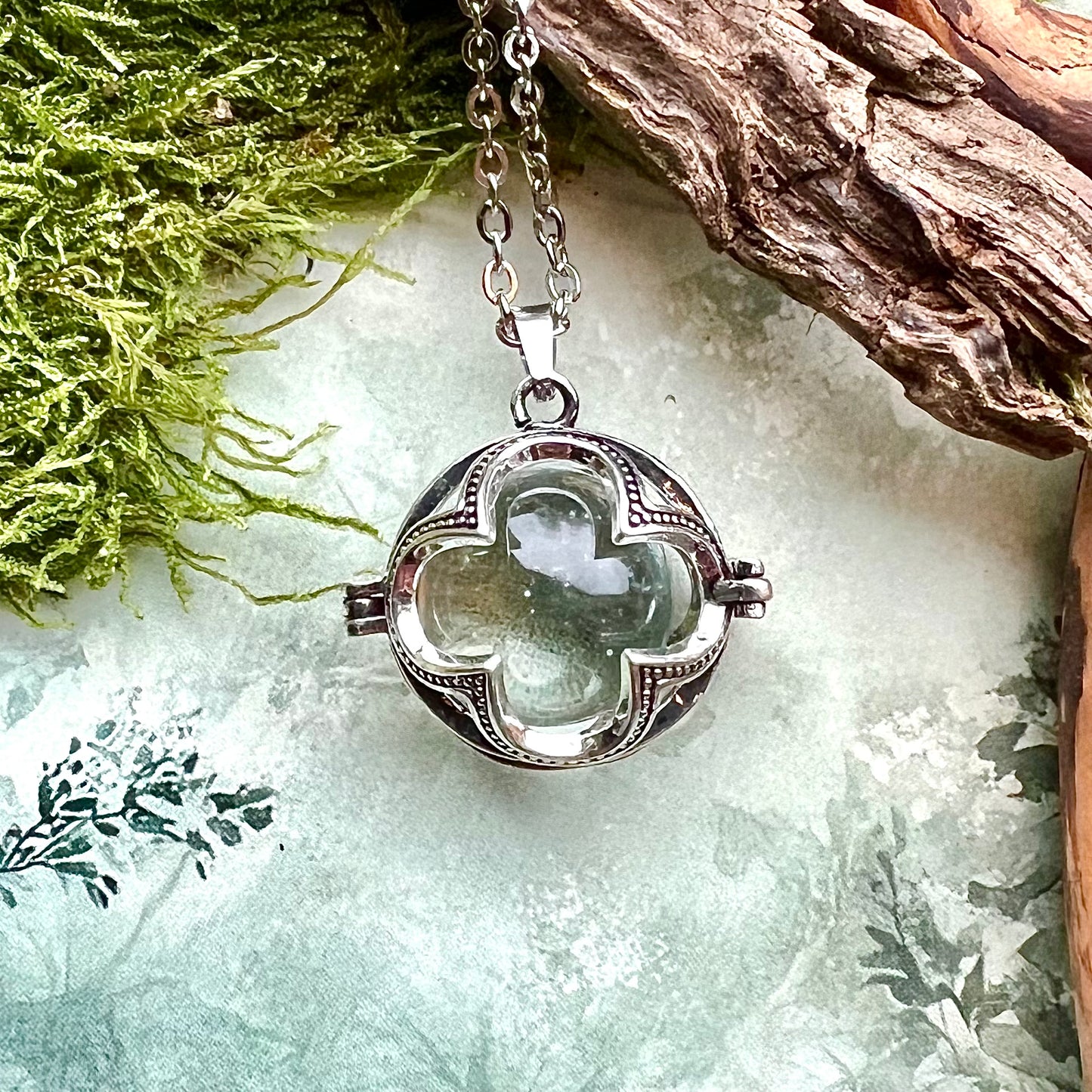 Halsband med silverfärgad Gotlandskula