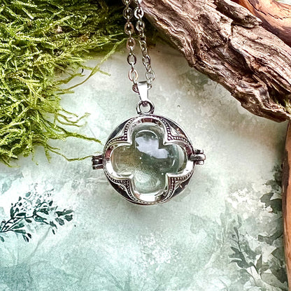 Halsband med silverfärgad Gotlandskula