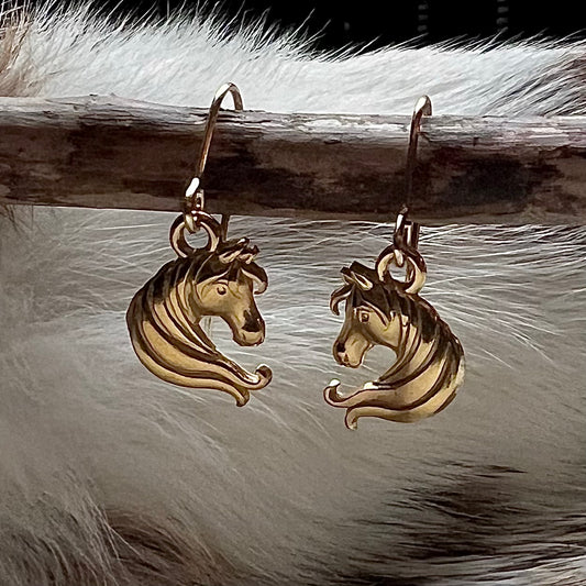 Örhängen med hästhuvud i guldpläterat rostfritt stål