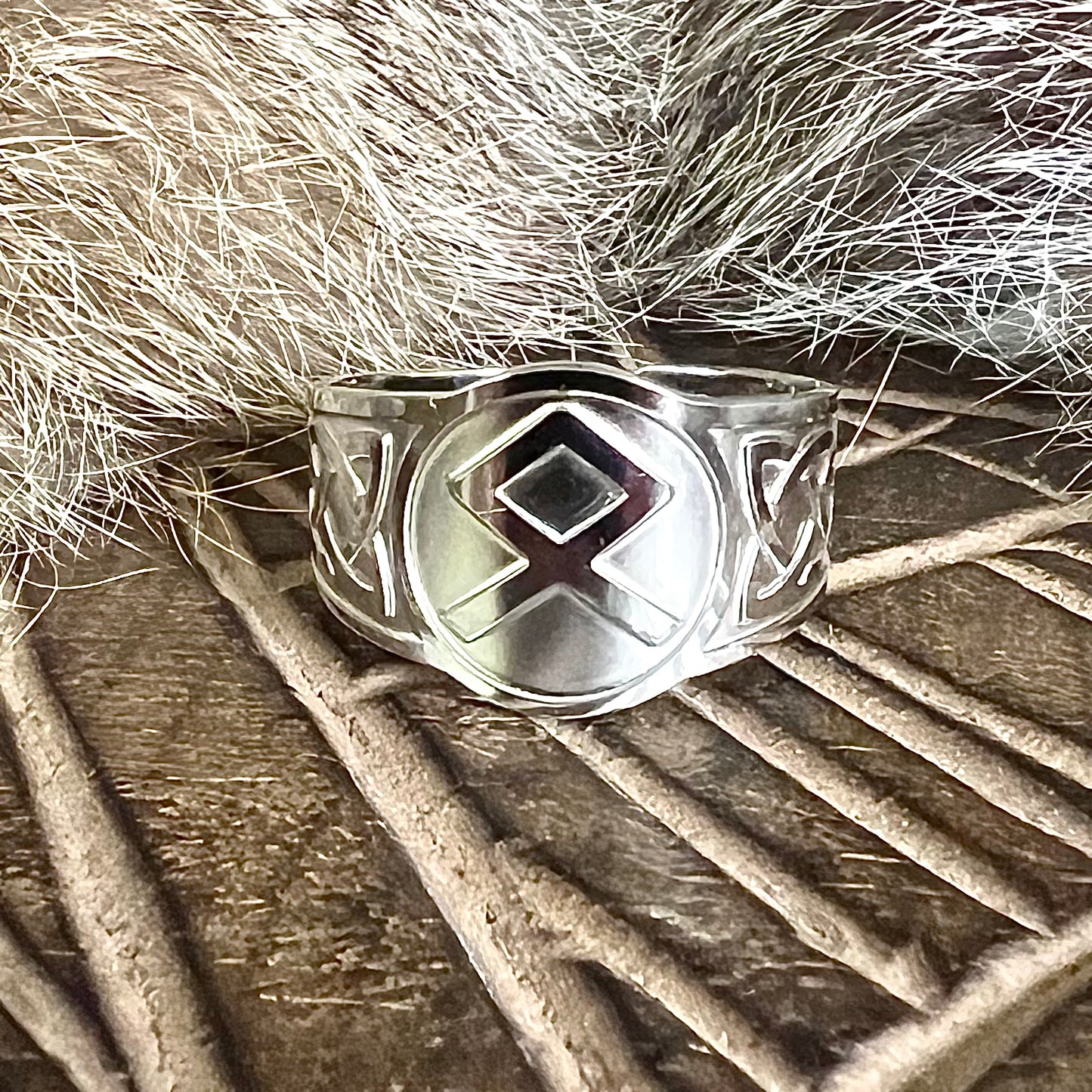 Adjustable steel ring with the Odal rune