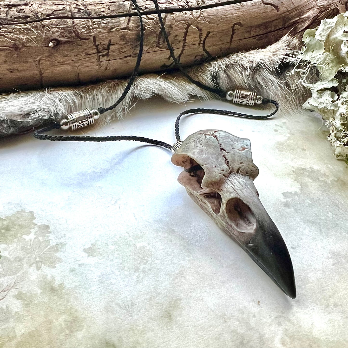 Handknutet halsband med vikingapärlor och korphuvud