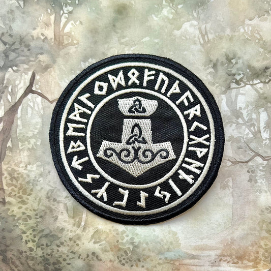 Tygmärke/patch med torshammare och runor. Stryk på-variant.