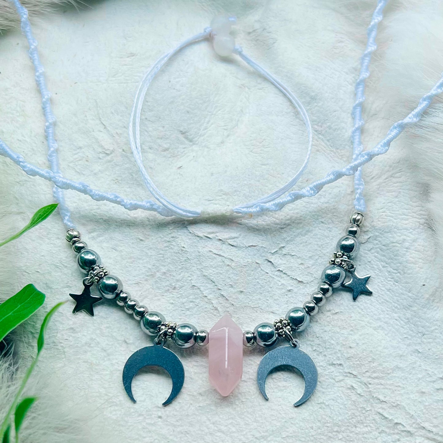 Halsband - spets av rosenkvarts med måne och stjärnor, vit