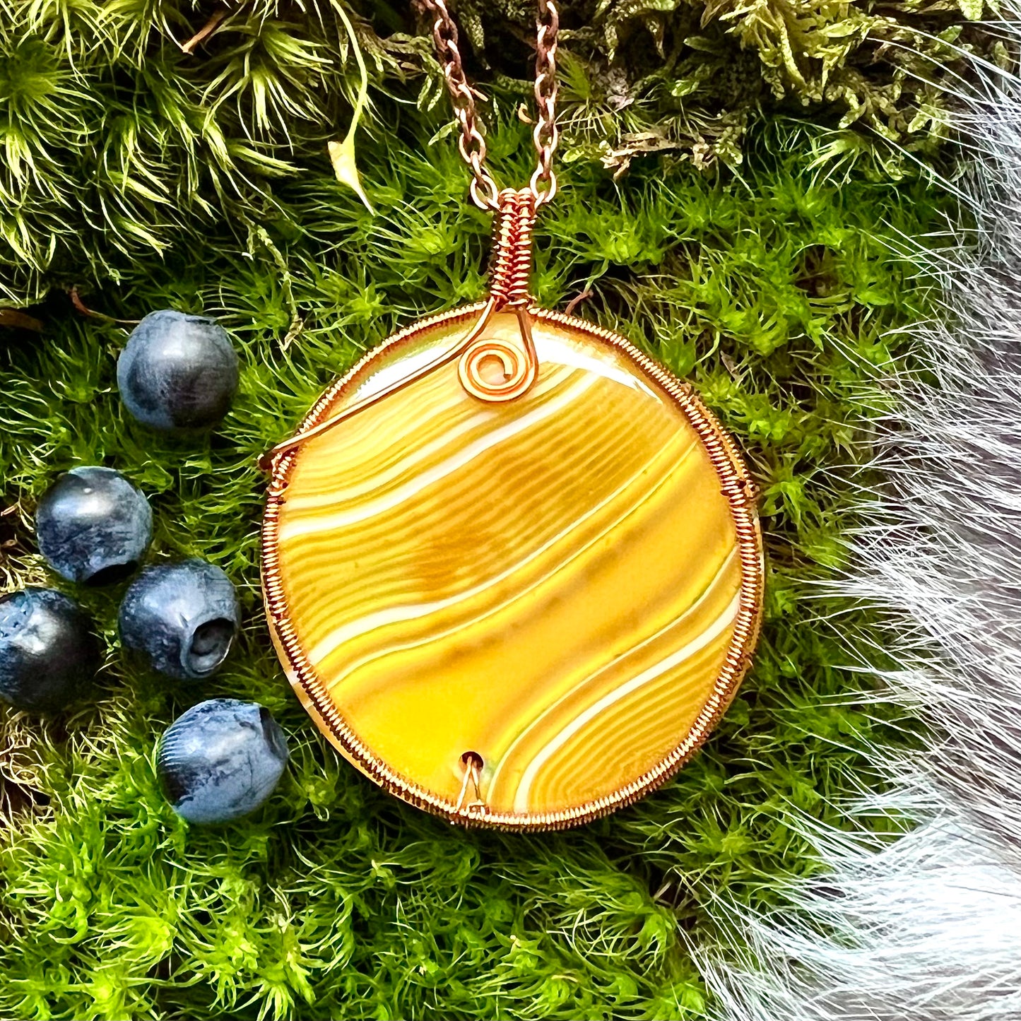 Necklace with large yellow lace agate and copper wire