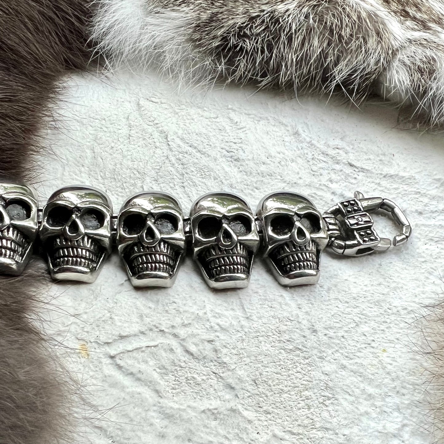 Bracelet with large steel skulls