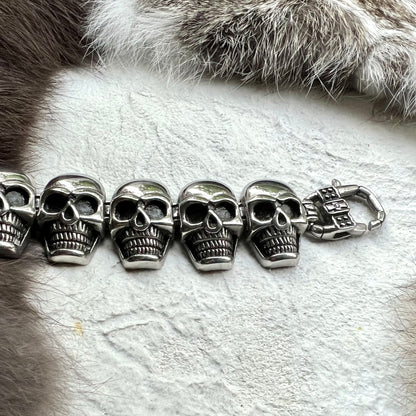 Bracelet with large steel skulls