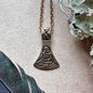 Vikingasmycke halsband med miniatyryxa i jellingestil i brons