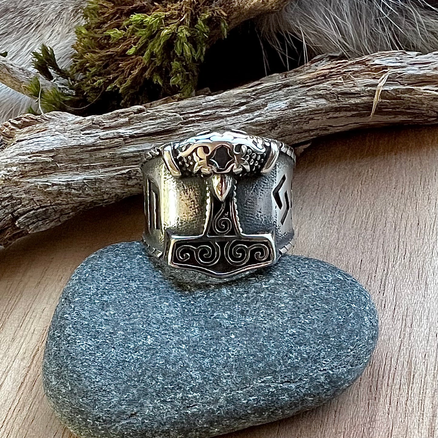 Ring med torshammare och runor i rostfritt stål